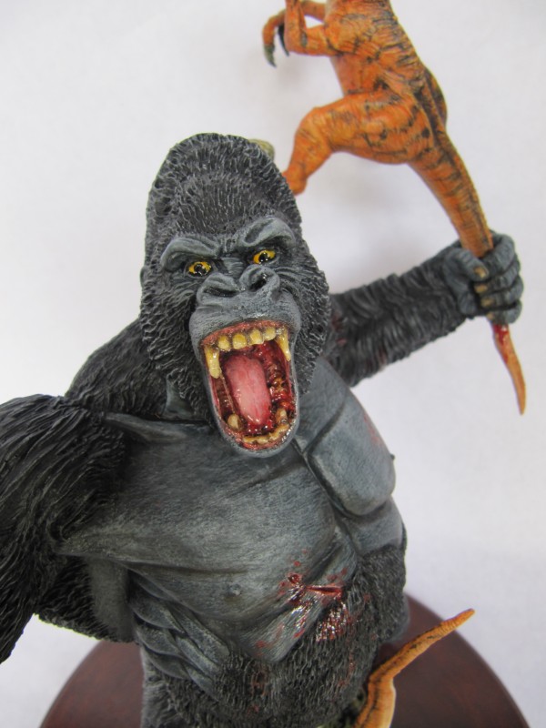 Diorama Kong vs raptors.