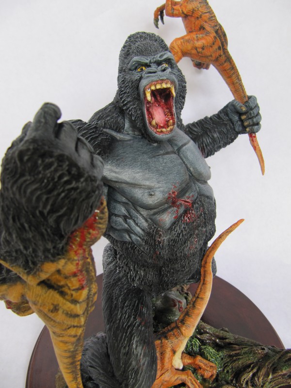 Diorama Kong vs raptors.