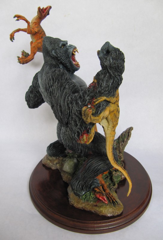 Diorama Kong vs raptors.