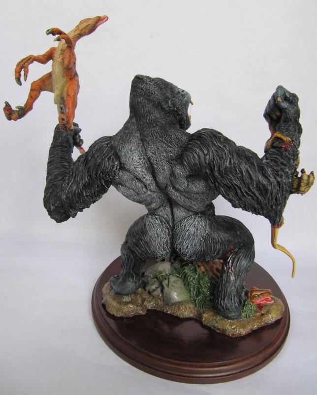 Diorama Kong vs raptors.