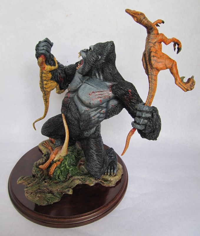 Diorama Kong vs raptors.