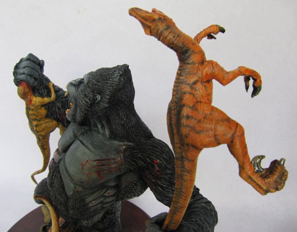 Diorama Kong vs raptors.