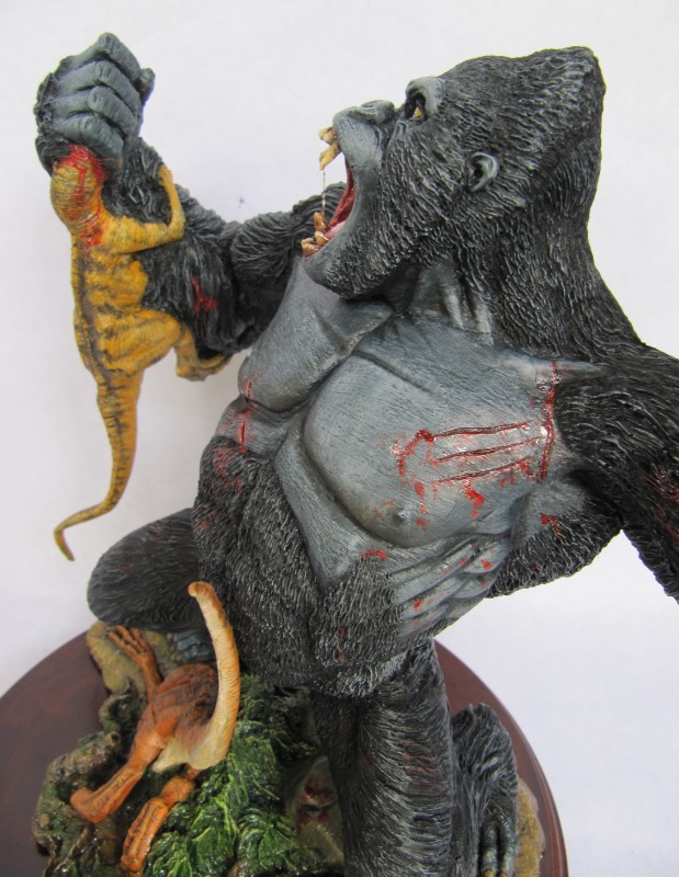 Diorama Kong vs raptors.