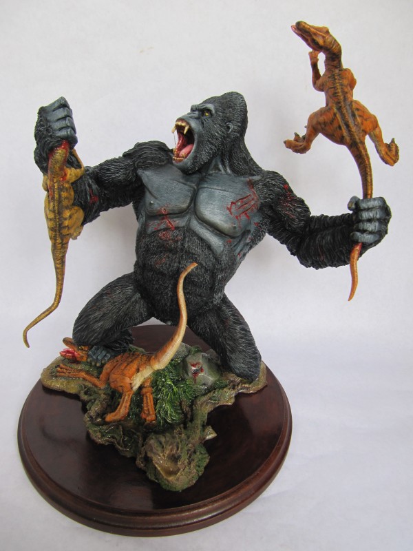 Diorama Kong vs raptors.