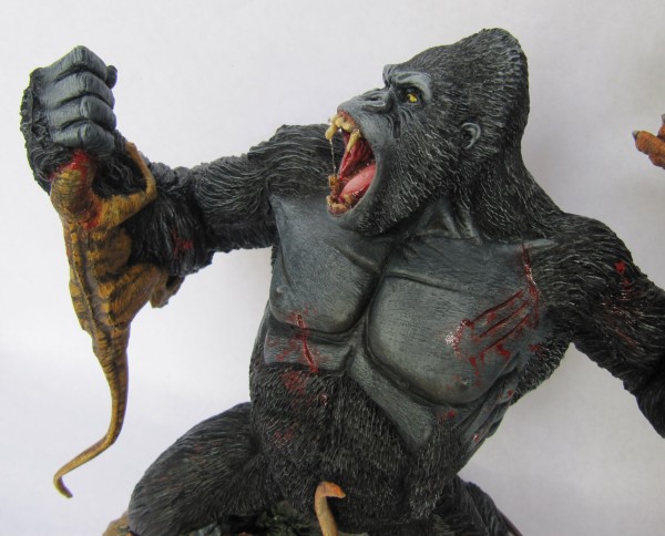 Diorama Kong vs raptors.