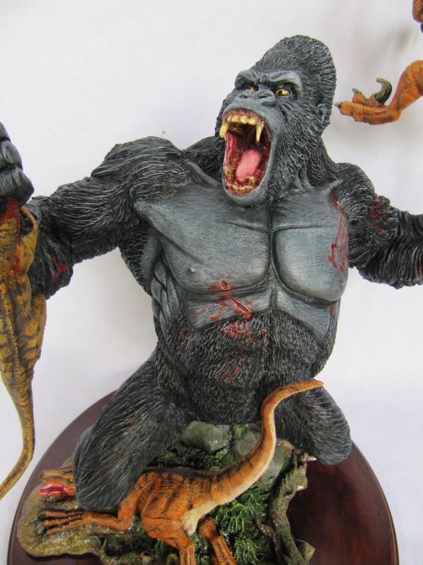 Diorama Kong vs raptors.