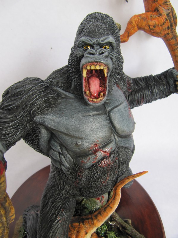 Diorama Kong vs raptors.