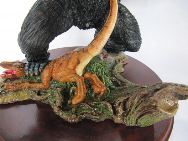 Diorama Kong vs raptors.