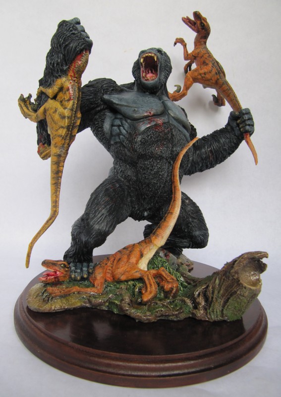 Diorama Kong vs raptors.