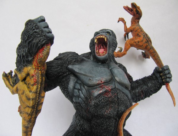 Diorama Kong vs raptors.