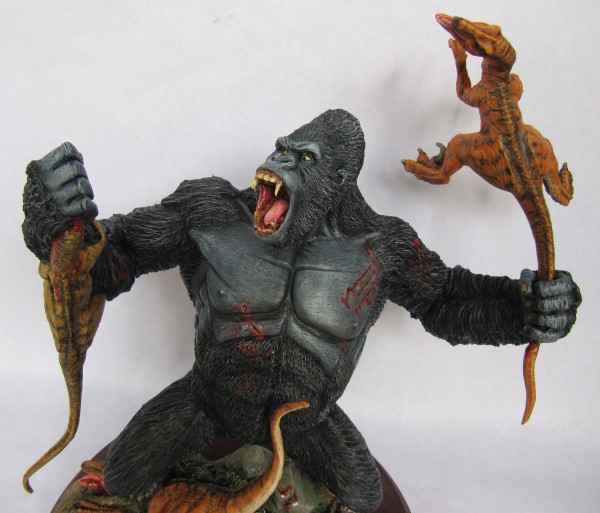 Diorama Kong vs raptors.