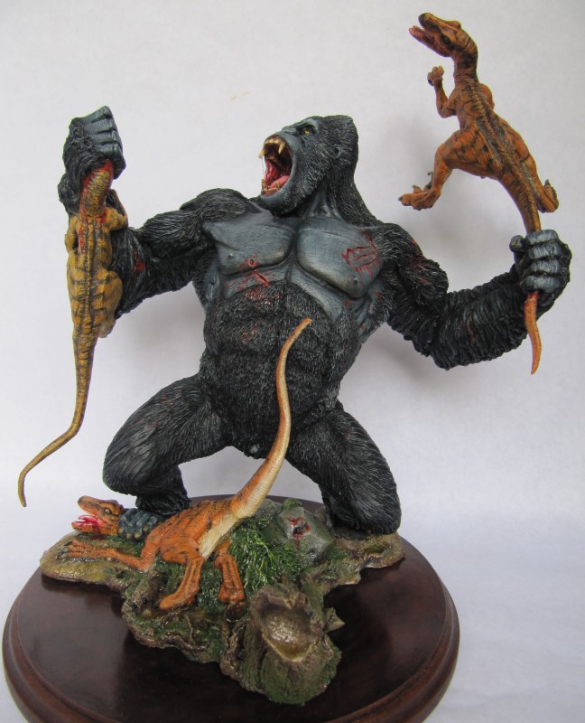 Diorama Kong vs raptors.