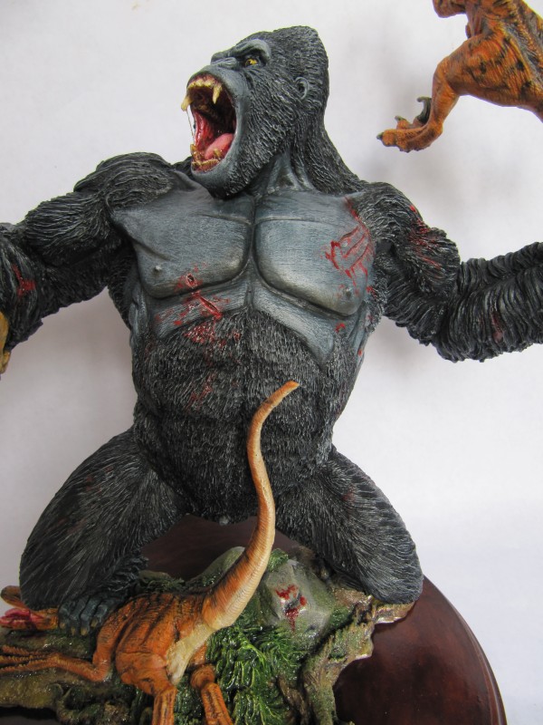 Diorama Kong vs raptors.