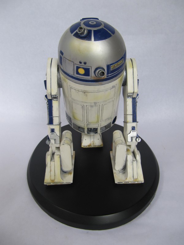 R2 D2.